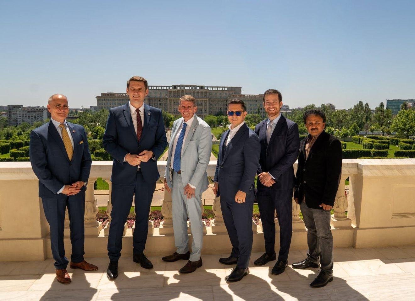 Mircea Abrudean, alături de șefii companiilor implicate în realizarea Centrului de Date Quantum AI. De la stânga la dreapta, David Carstens, de la CCG Inc., Cary Tantlinger, CEO și fondator DriverAI, Mircea Abrudean, președintele Senatului, Cătălin Podaru, președinte și CEO Leviatan Group, Jacob Weinberg și Jegadesan, ambii de la DriverAI. Sursa foto: Facebook / Mircea Abrudean