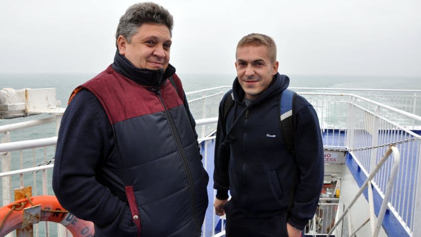 Marcel şi Mihai, zgribuliţi pe feribot.