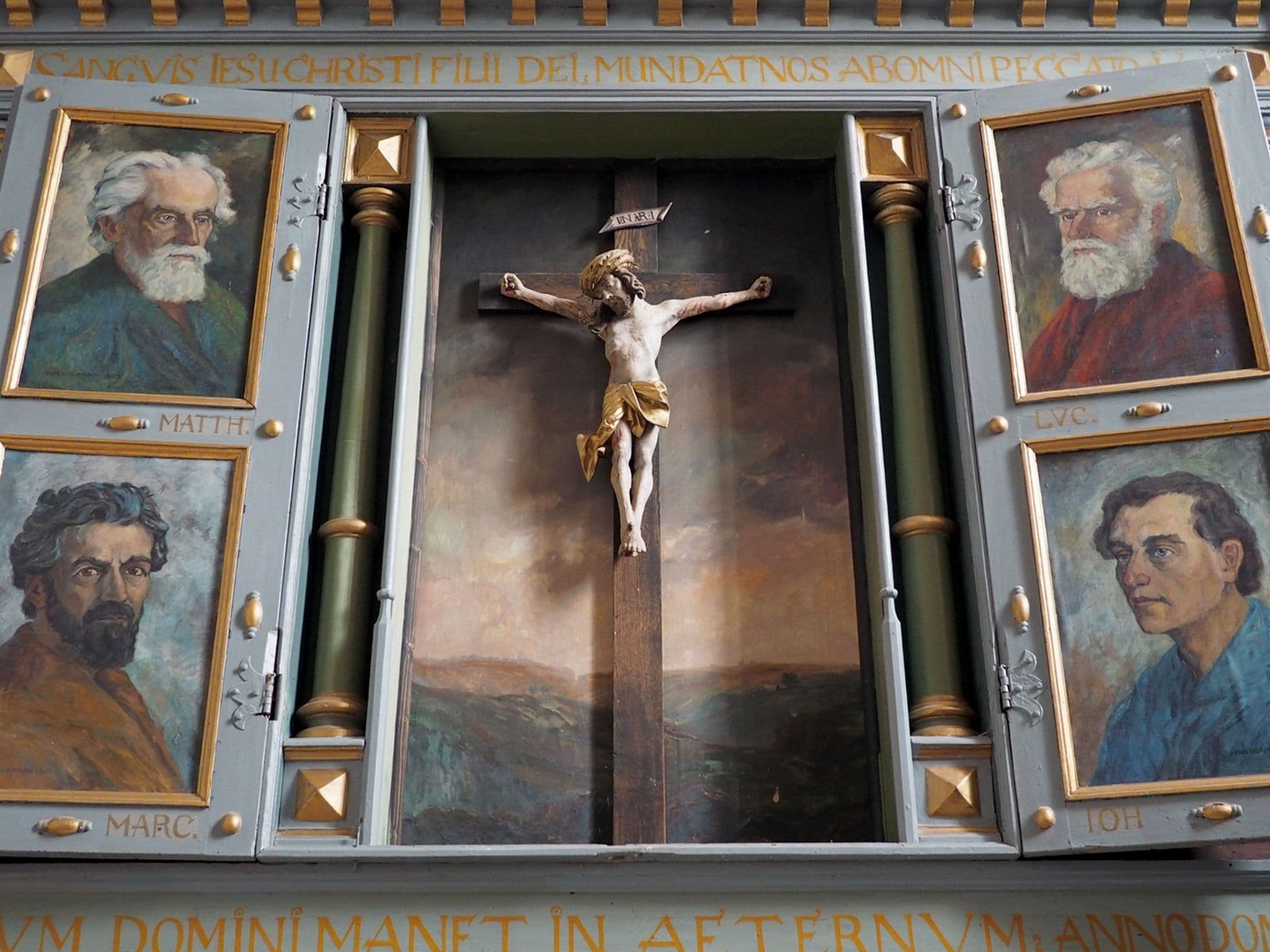 Altarul Bisericii Evanghelice din Meșendorf cu scena crucificării încadrată de cei patru apostoli.