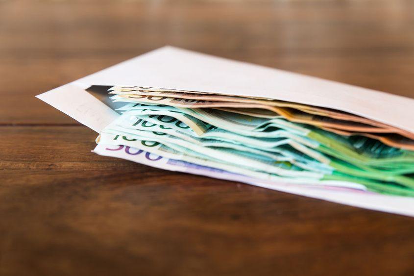 Casierița a predat banii poliției. Polițiștii o caută pe femeie, dar nu reușește să o găsească. © Miriam Doerr | <a target="_blank" href="https://www.dreamstime.com" target="_blank" rel="noreferrer noopener">Dreamstime.com</a>