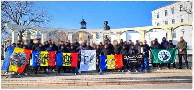 Membrii mai multor grupări extremiste, în fața statuii lui MIhai Eminescu de pe faleza din Constanța (Sursa foto: Facebook / Honor et Patria)