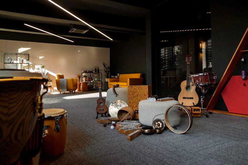 O parte din instrumentele muzicale din cabinetul Cristinei. Foto: arhivă personală