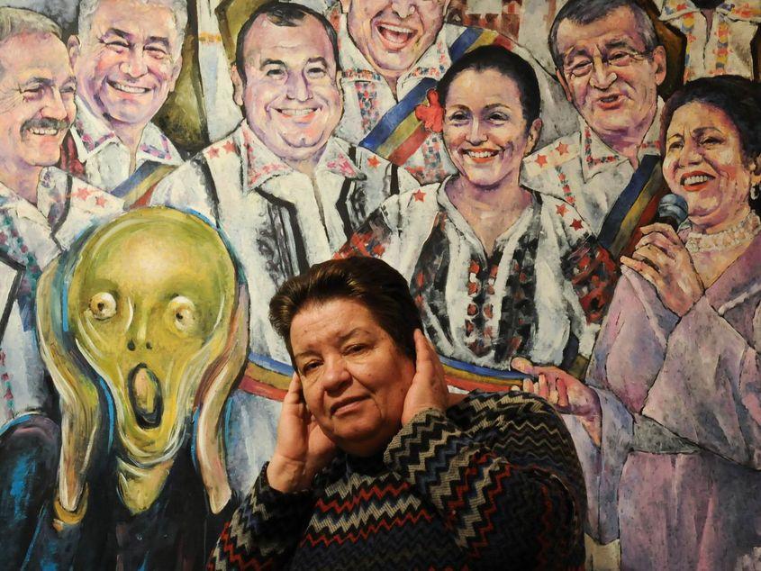 Marilena Murariu, în faţa lucrării "La blouse roumaine". Foto: Lucian Muntean