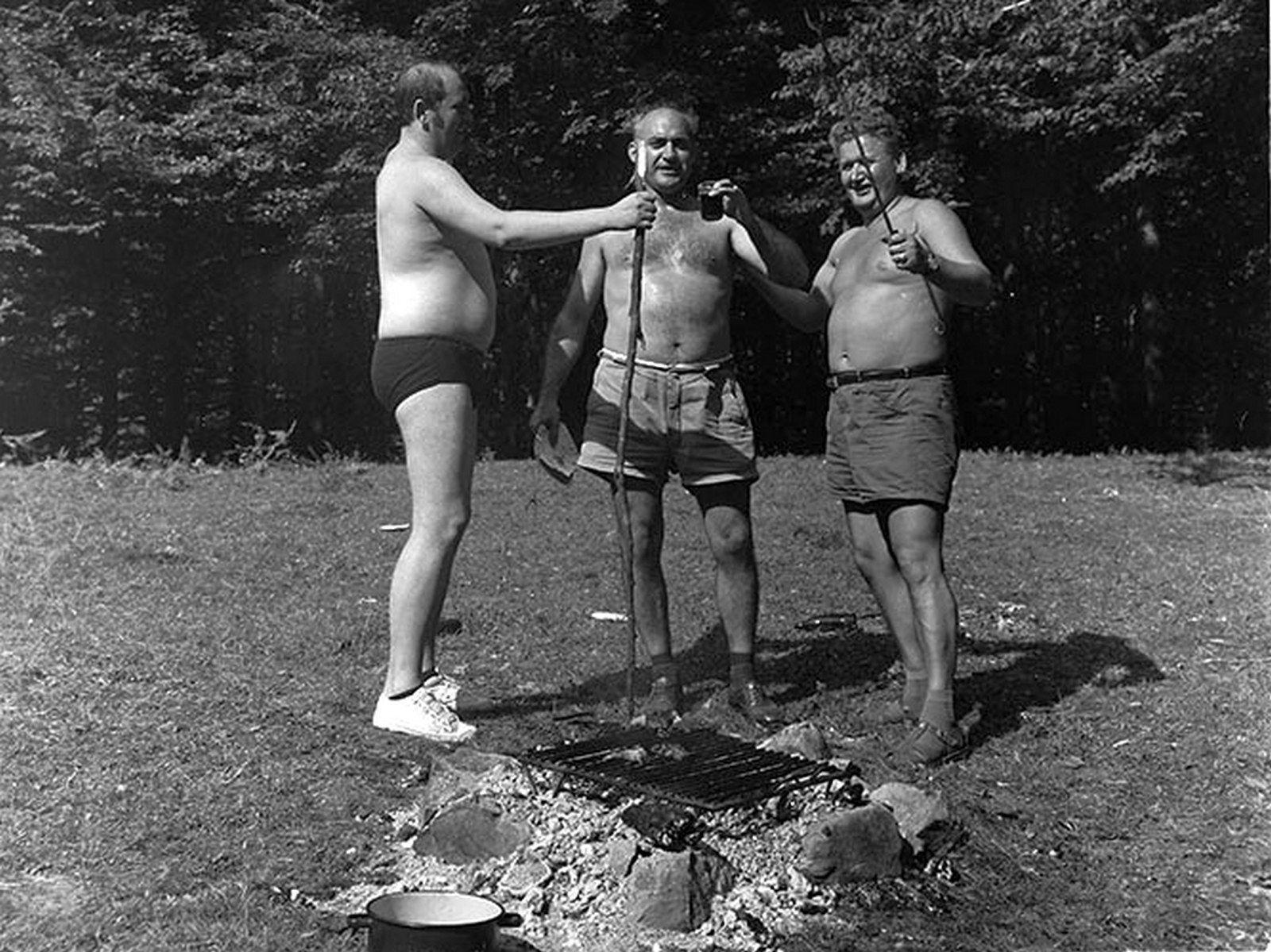 Pescari scăpați de acasă la un grătar și un păhărel