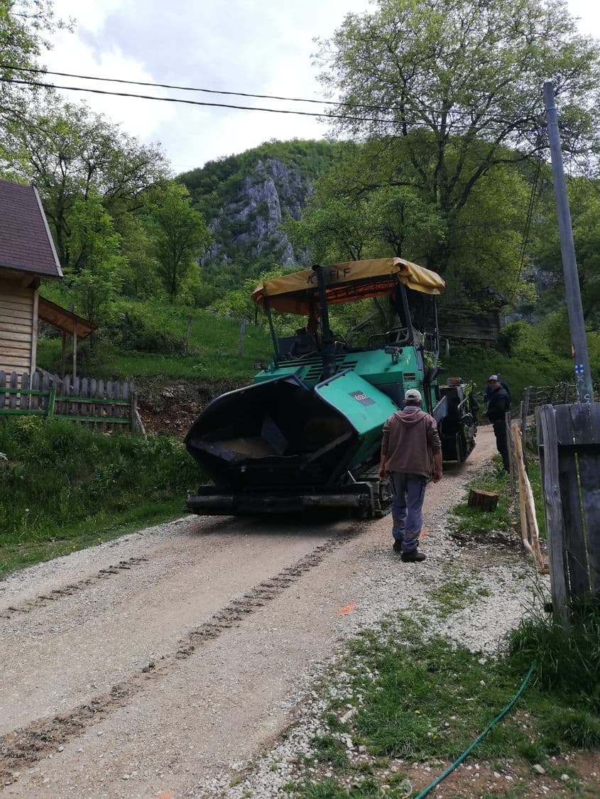 Asfaltarea drumeagului a condus și la amenajarea a două parcări pentru autoturisme.