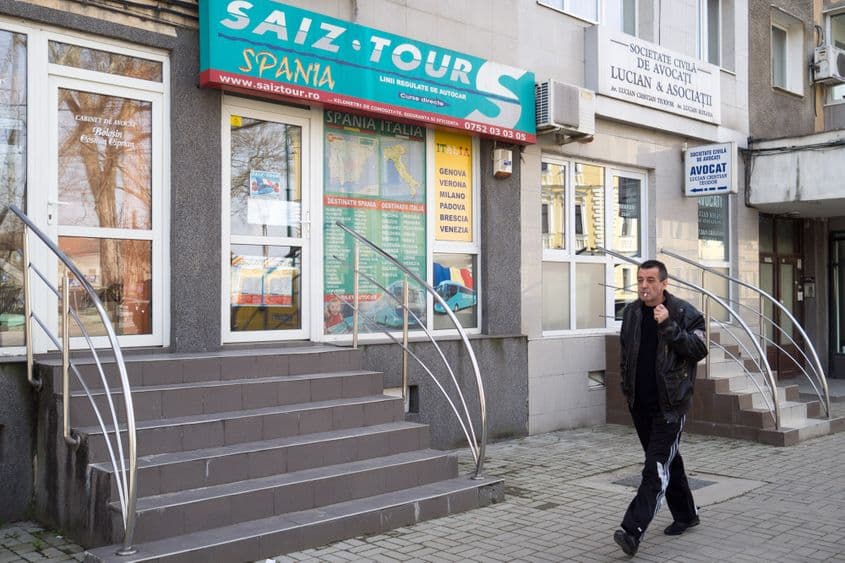 În fostul sediu al Editurii Ionescu acum sunt două cabinete avocățești și-o agenție de turism. Foto: Raul Ștef.