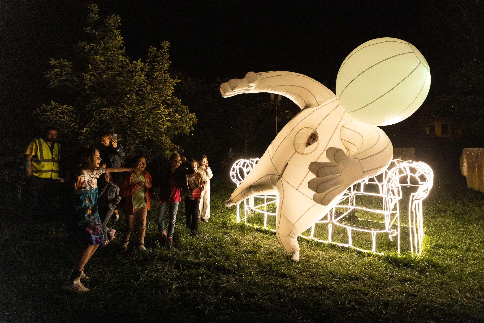 Giant Babies au fost prezenți 3 zile în cadrul festivalului și au atras copiii ca un magnet. În imagine unul dintre ei în fața instalației Closer to You, lângă The Lighthouse.