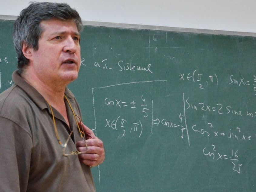 Profesorul Bogdan Enescu (58 de ani) a trăit toată viaţa la Buzău. Fotografii: Viorel Ilişoi