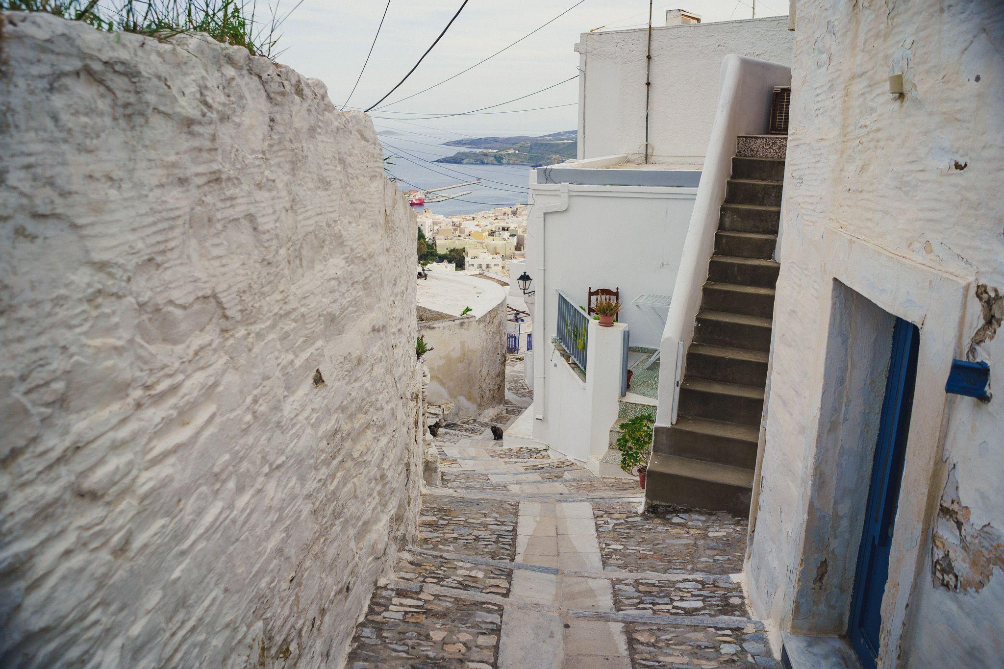 Ano Syros, un orășel construit acum 800 de ani, a fost prima capitală a insulei, înainte ca aceasta să se mute la Ermoupoli
