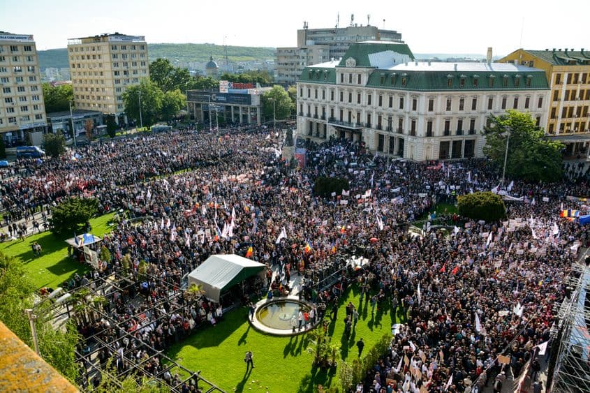PSD a adus la Iași mii de susținători din Moldova. Televiziunile din jurul puterii au spus că au fost 40.000, cele simpatizante ale opoziției au dat numere între 10 și 15.000