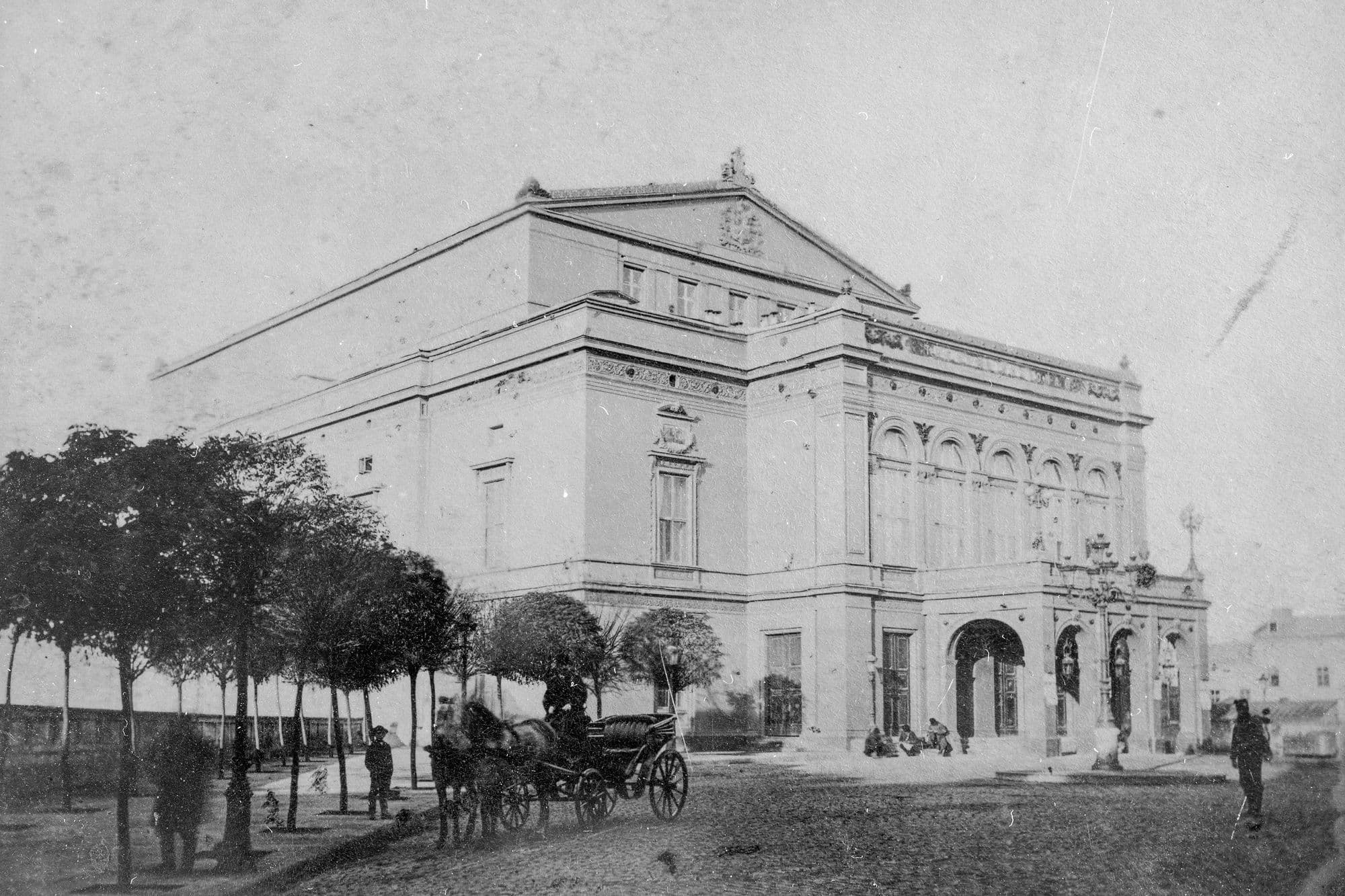 Trăsură în fața Teatrului Național din București, pe la 1880. Foto: <a target="_blank" rel="noreferrer noopener" href="https://www.muzeuldefotografie.ro/2016/10/teatrul-national-la-1880/" target="_blank">Muzeul de fotografie</a> arhiva Alex Gâlmeanu