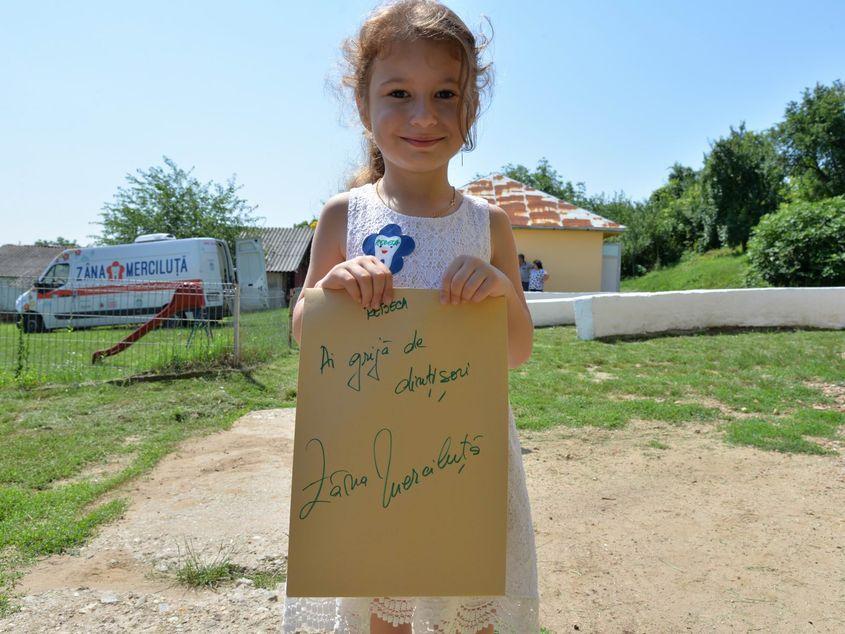 Rebeca spune că i-au căzut câţiva dinţi de lapte, dar nu a durut-o. Fotografii: Lucian Muntean