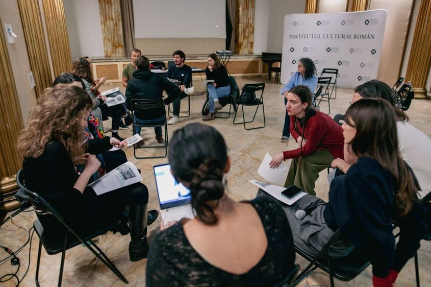 Activitate de formare în accesibilizare a echipei festivalului Animest și a altor organizatori de festivaluri de film, manageri culturali, distribuitori de film, producători, și reprezentanți ai instituțiilor de cultură din România. Foto: Animest