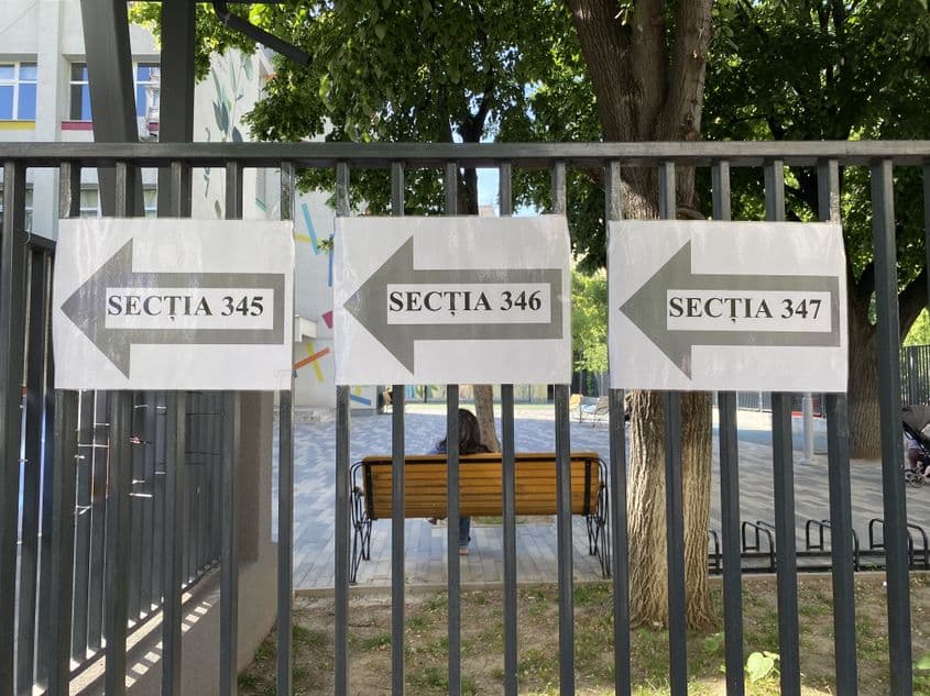 Sectie de vot dintr-un cartier liniștit din București