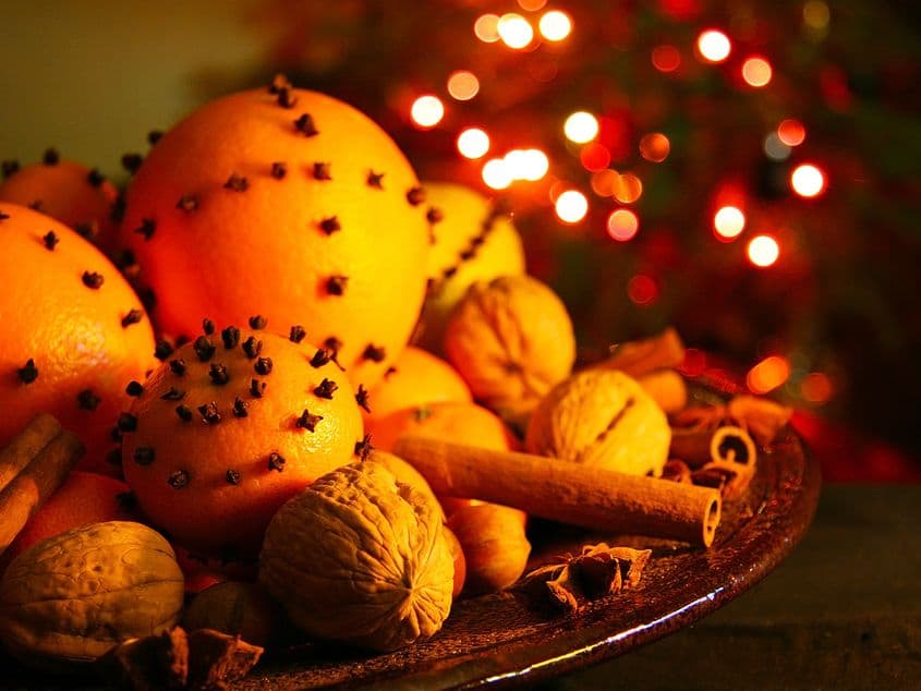 Câteva portocale, o mână de cuișoare, bețigașe de scorțișoară şi atmosfera de Crăciun e gata. Foto: Ieva Zemite, Dreamstime.com
