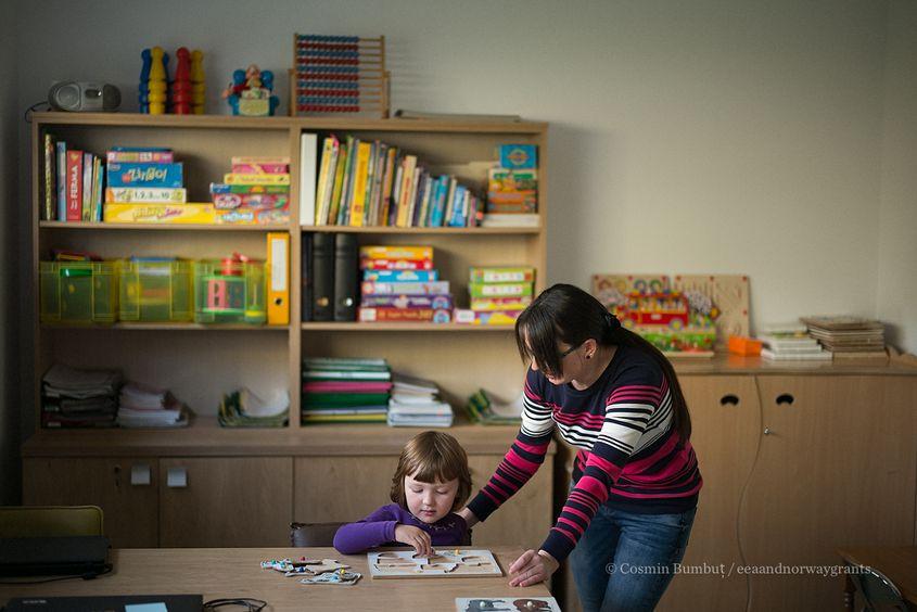 Mădălina Fechete, psiholog, face terapie comportamentală cu Andreea, 4 ani.