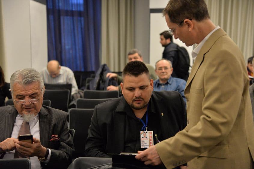 Cătălin Chelaru (foto, în mijloc) deține site-ul teinformez.ro