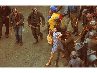 Femeia în rochie albastră