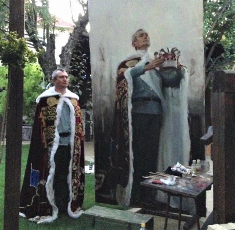 Elena Bria în timp ce picta "Încoronarea", avându-l ca model pe vărul ei, 2018. Foto: arhiva personală a artistei.