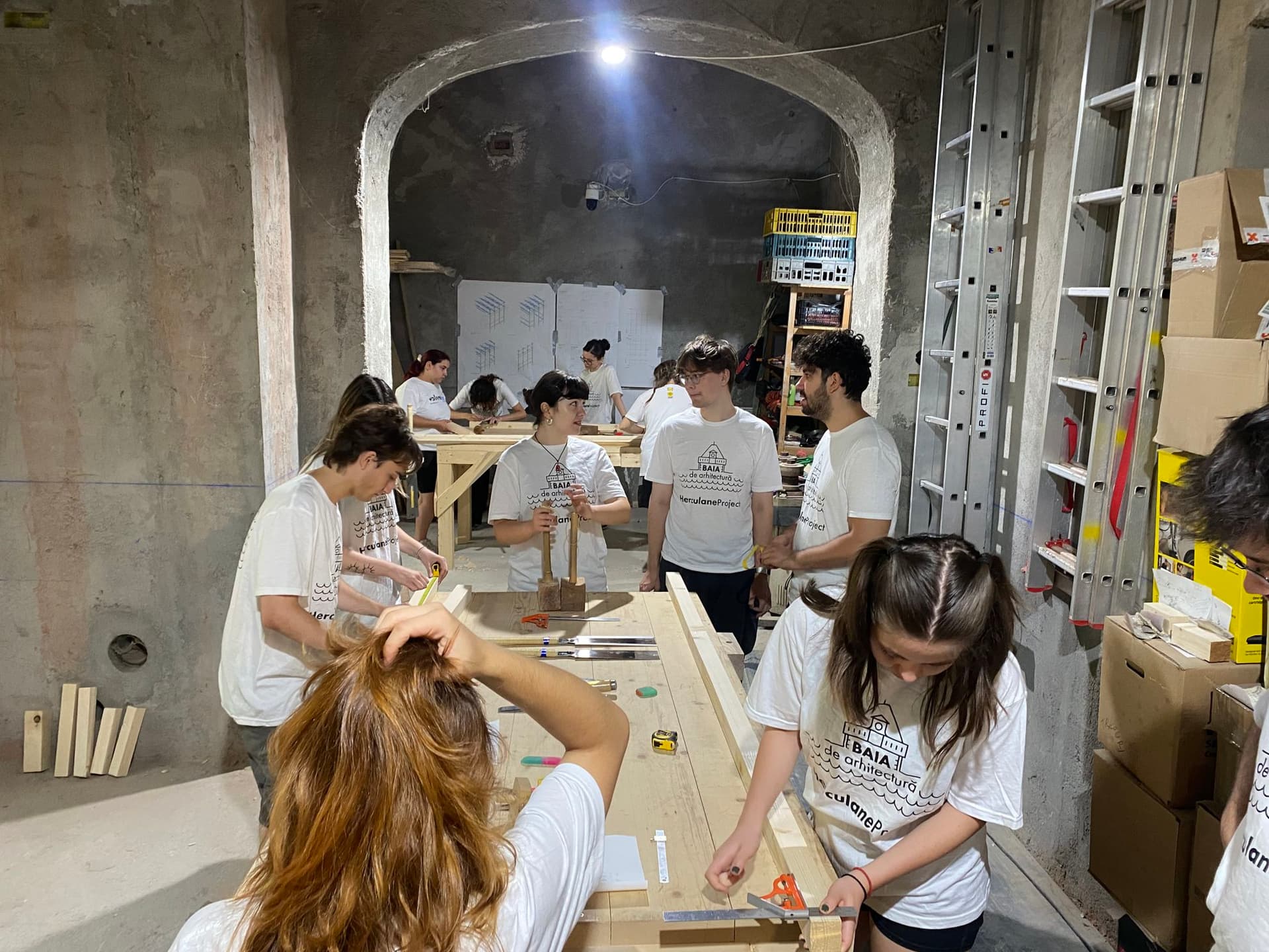 Studenții celei de-a VIII-a ediții a Școlii de vară „Baia de Arhitectură”, în atelierul de tâmplărie. Foto: Oana Moisil