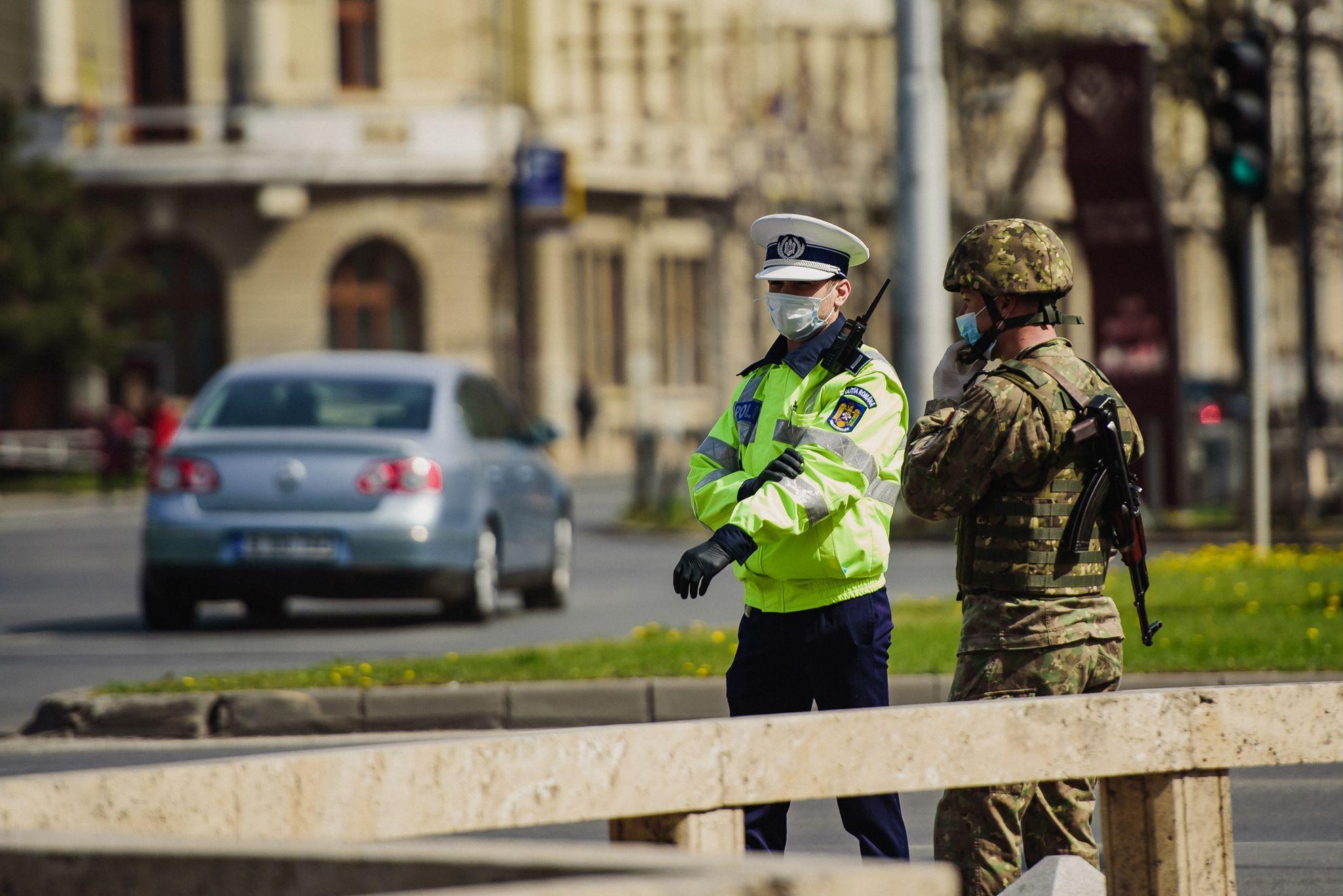 Atât poliția, cât și armata vă pot opri aproape oriunde în centrul orașului - dar nu numai - pentru a vă cere documentele. Foto: Ioana Epure