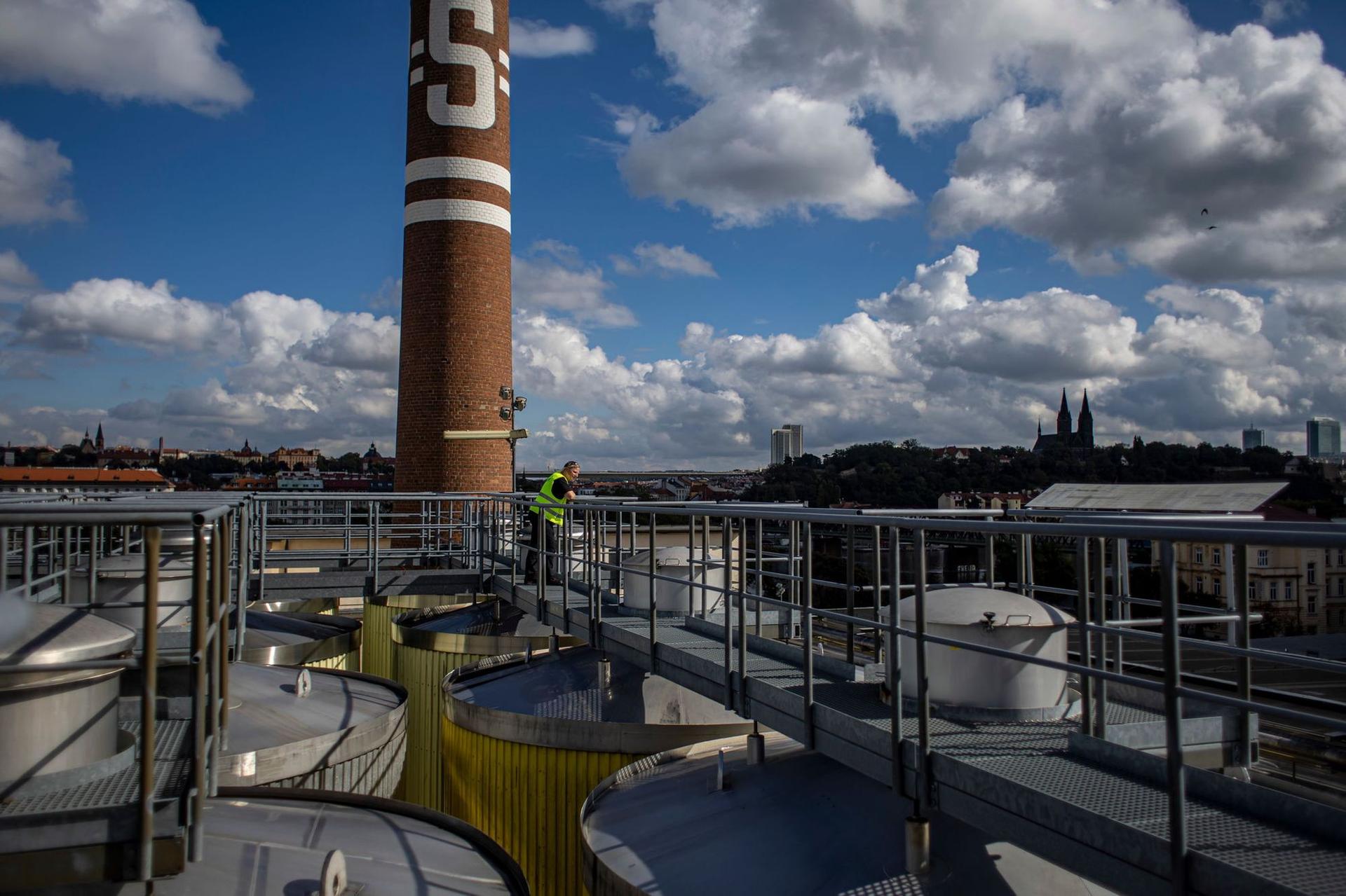 Nu doar energia are de suferit din cauza penuriei de gaz. Creșterea prețurilor la gaz afectează inclusiv alte industrii, precum cea a berii. Aceste companii cu consum intens de energie au început să ia măsuri: 27% dintre coroporațiile cu mai mult de 500 de angajați au început să concedieze angajați. Jumătate de litru de bere Pilsen costă acum 2.2 euro în orice bar din Praga, cu 60% mai mult decât acum câteva luni. Foto: EPA/MARTIN DIVISEK/ Agerpres