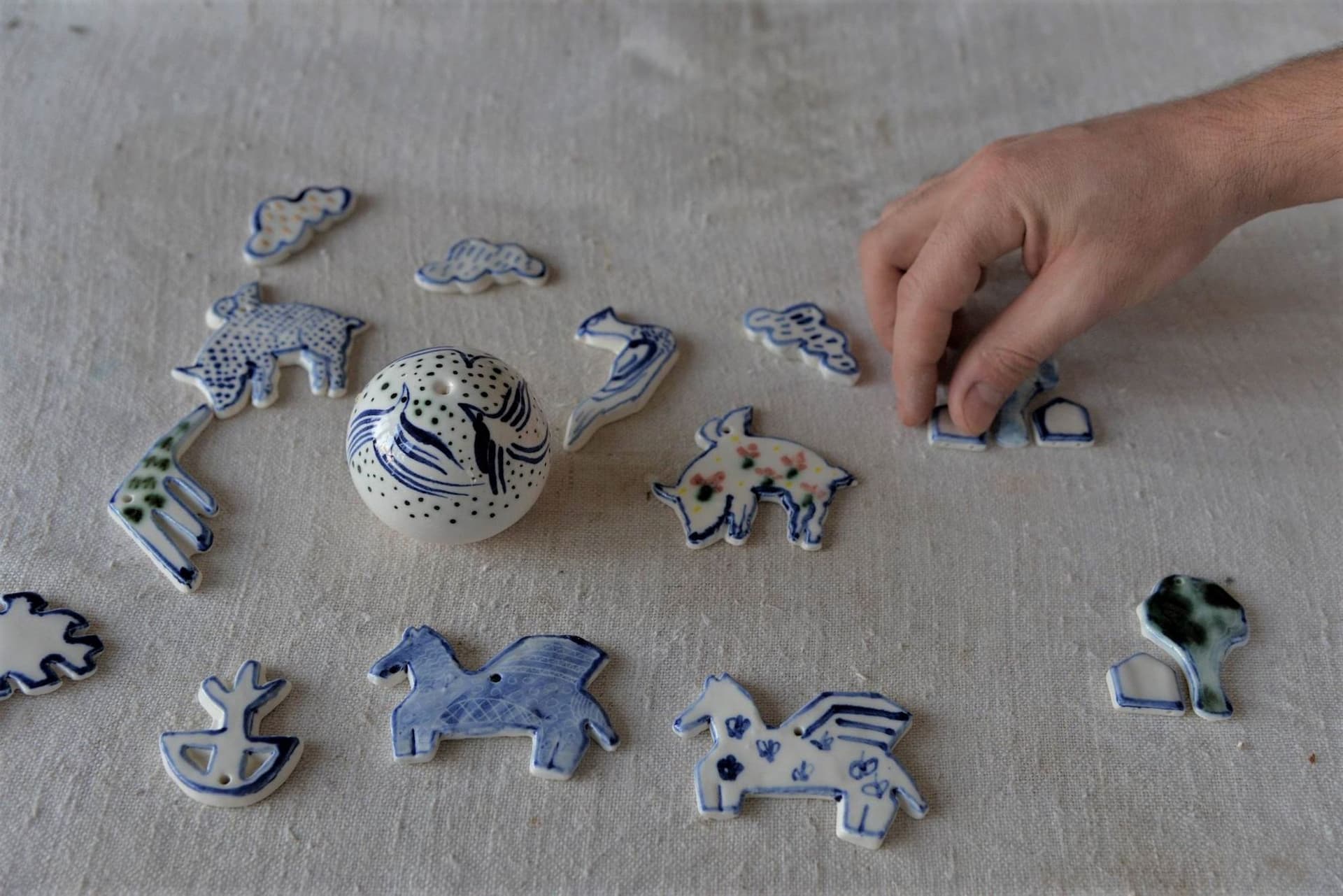 Mărțișoare din porțelan create de artistul ceramist Marius Stanciu. Foto Lucian Muntean