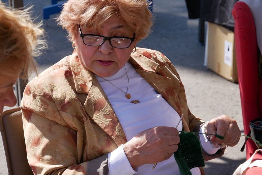 Sanda Săvulescu a venit la atelier în căutarea unor activități prin care să-și ocupe timpul și spune că cel mai mult contează ocazia de a sta afară și de a socializa. FOTO: Norbert Nemeș