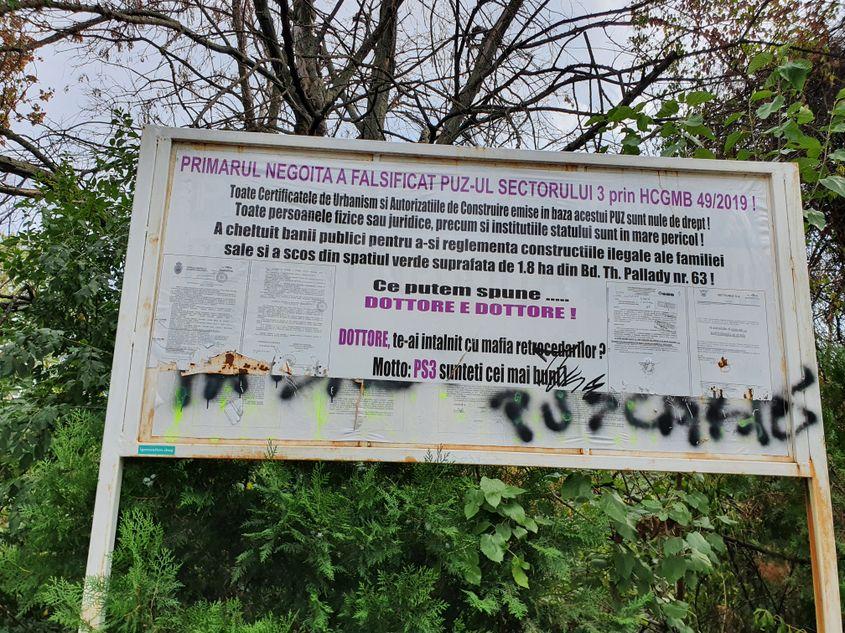 În loc de panouri cu informații despre plante și biodiversitate, terenul propune un astfel de „dialog” între cetățeni, administrație și actualii proprietari. Foto: Gruia Dragomir