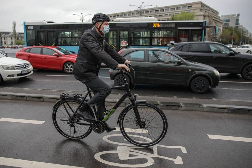 Klaus Iohannis pedalează în București, 23 aprilie 2021. Inquam Photos / Octav Ganea