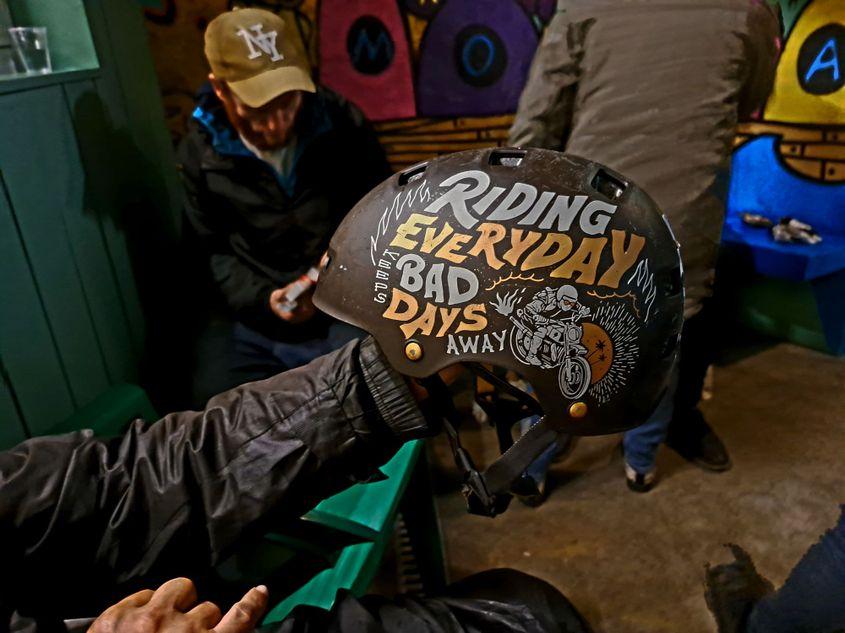 Acum mai bine de 20 de ani, Portugalia a devenit prima țară din lume care a decriminalizat cu totul consumul de droguri. În Lisabona există camere de consum supravegheat de droguri. În fotografie, Paolo, un obișnuit al unui astfel de centru din Lisabona își arată mândru casca de motocicletă. Foto: Mălina Gîndu