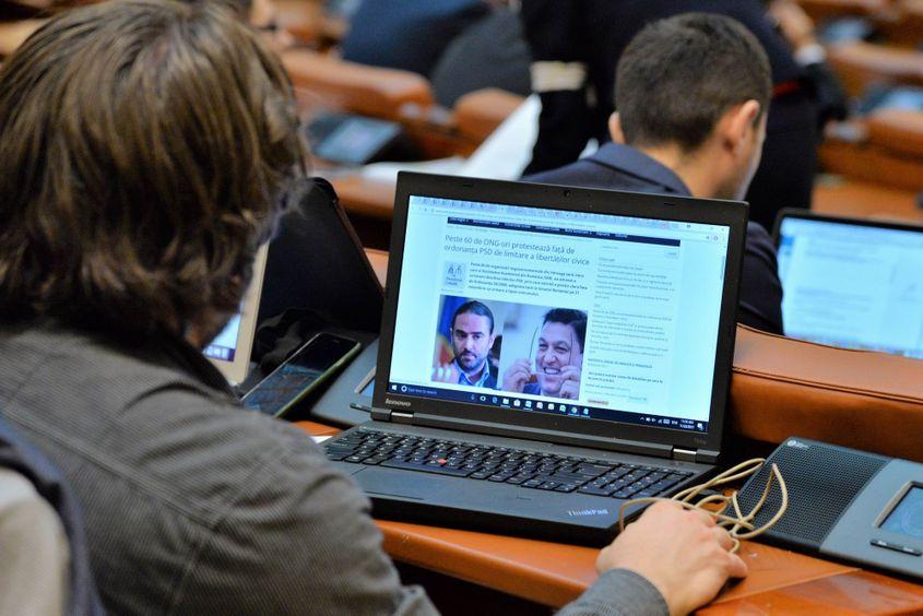 Senatorul Mihai Goțiu citește un articol despre Liviu Pleșoianu (PSD) și Șerban Nicolae (PSD). Foto: Lucian Muntean