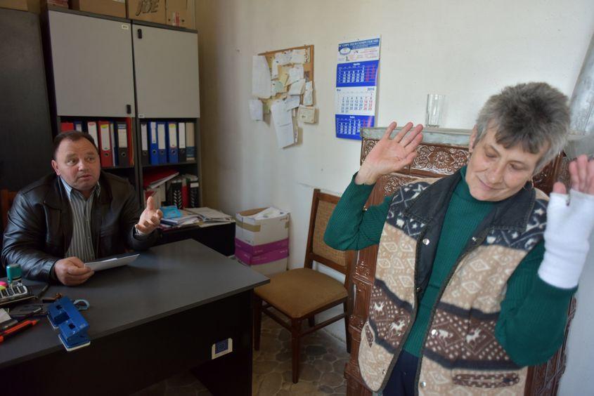 Eva Nagy și primarul Laszlo Bartha. Primarul spune că e neputincios. Alegătorii îi cer să se implice mai tare.