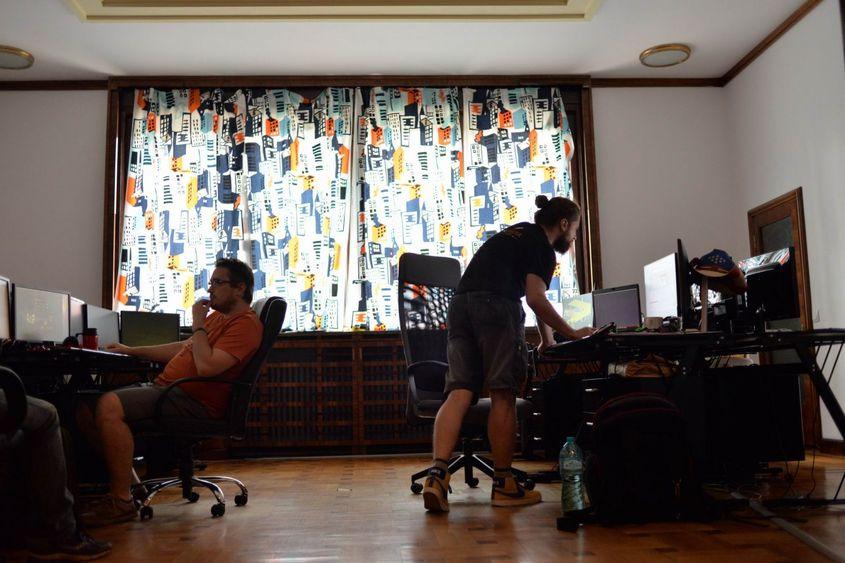 Răzvan Dumitrache (în stânga) și Cristian Diaconescu, în studioul din Cartierul Armenesc. Foto: Lucian Muntean