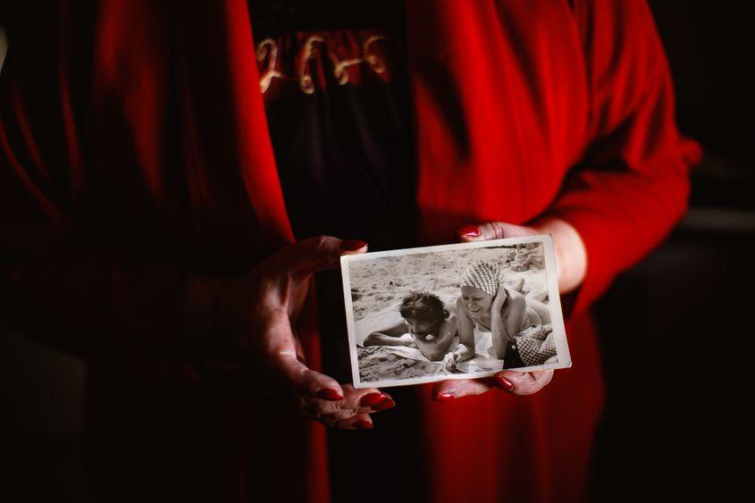 Aura Lixandru, prima poveste a Jurnalului Decretului, cu o fotografie a ei și a soțului ei. Foto: Adrian Câtu (Documentaria.ro)