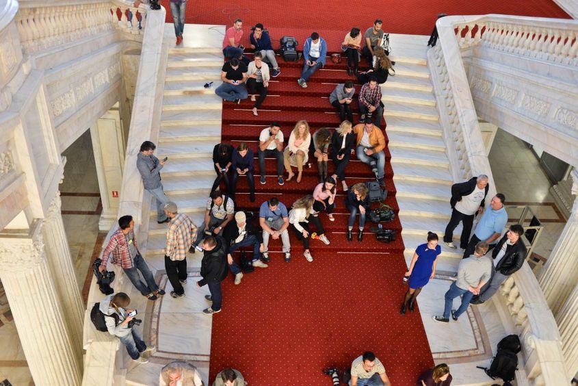 Aprothimativ 50 de jurnalithti au athteptat o oră thi jumătate.