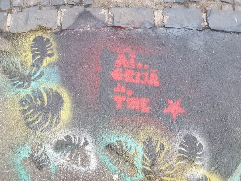 Graffiti cu mesaje pe timp de pandemie în centrul Sibiului. Foto Lucian Muntean