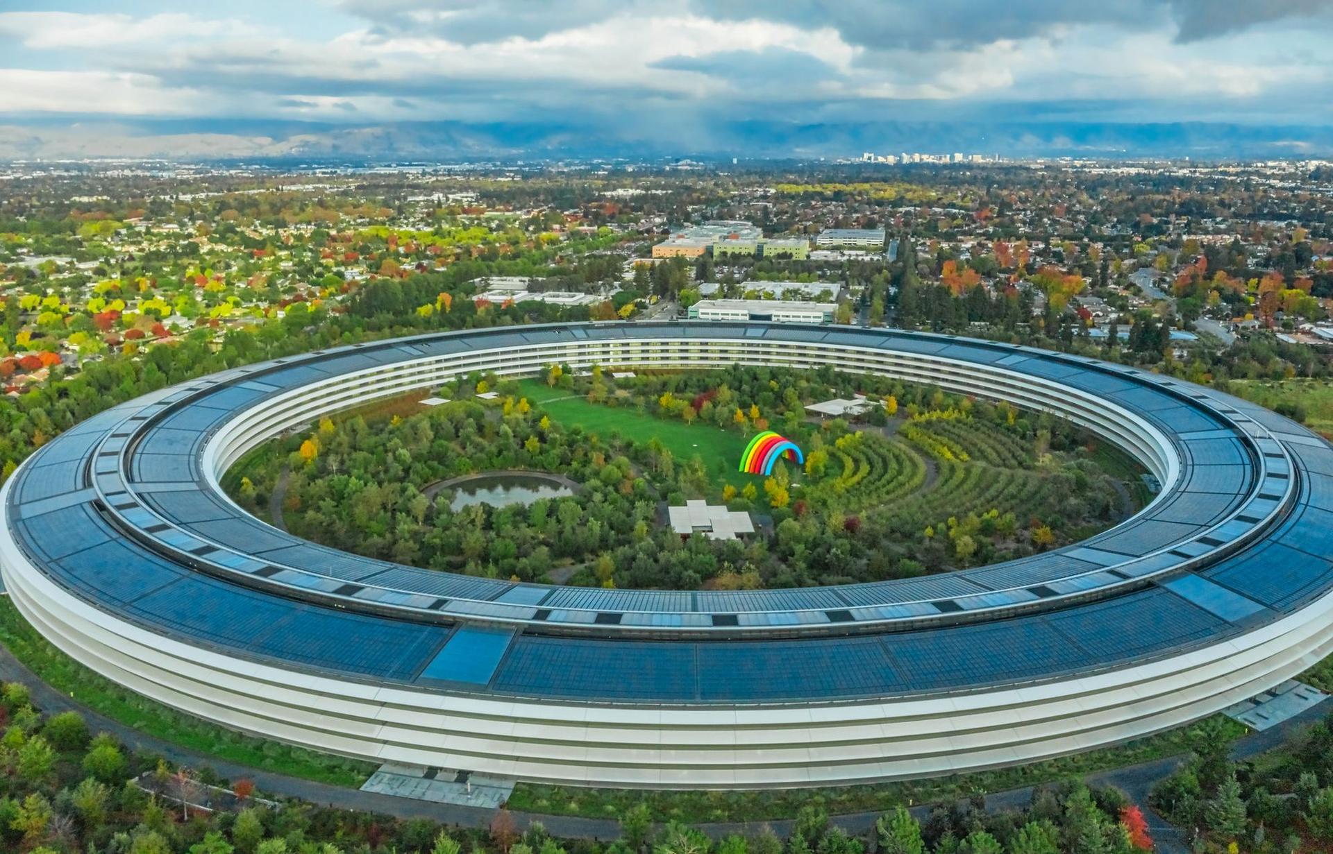 Sediul Apple preia în mic ideile lui Fresco, dar doar la nivel de design. Marile companii americane sunt acuzate de conservatori că s-au preocupat doar de făcut bani, nu și de dezvoltarea societății. Foto: ID 216126349 | Apple Hq © Volodymyr Lebid | <a target="_blank" rel="noreferrer noopener" href="https://www.dreamstime.com" target="_blank">Dreamstime.com</a>