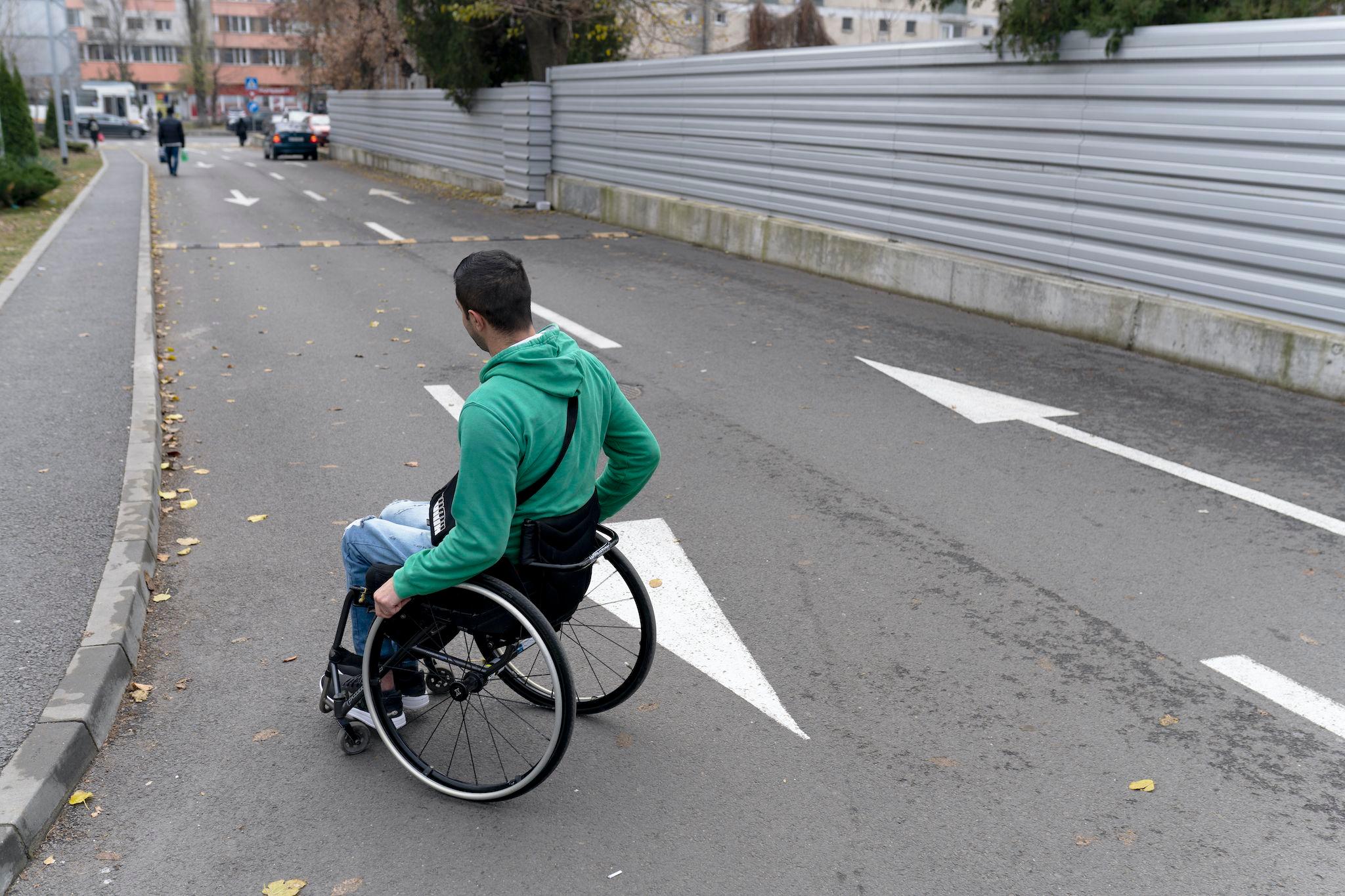 Angel Moraru se deplasează de trei ani în scaun rulant. „<em>Nu e o experiență pe care te aștepți să o trăiești sau pe care ți-o dorești, dar trebuie să luăm lucrurile așa cum vin</em>”, spune el. Foto: Andreea Câmpeanu