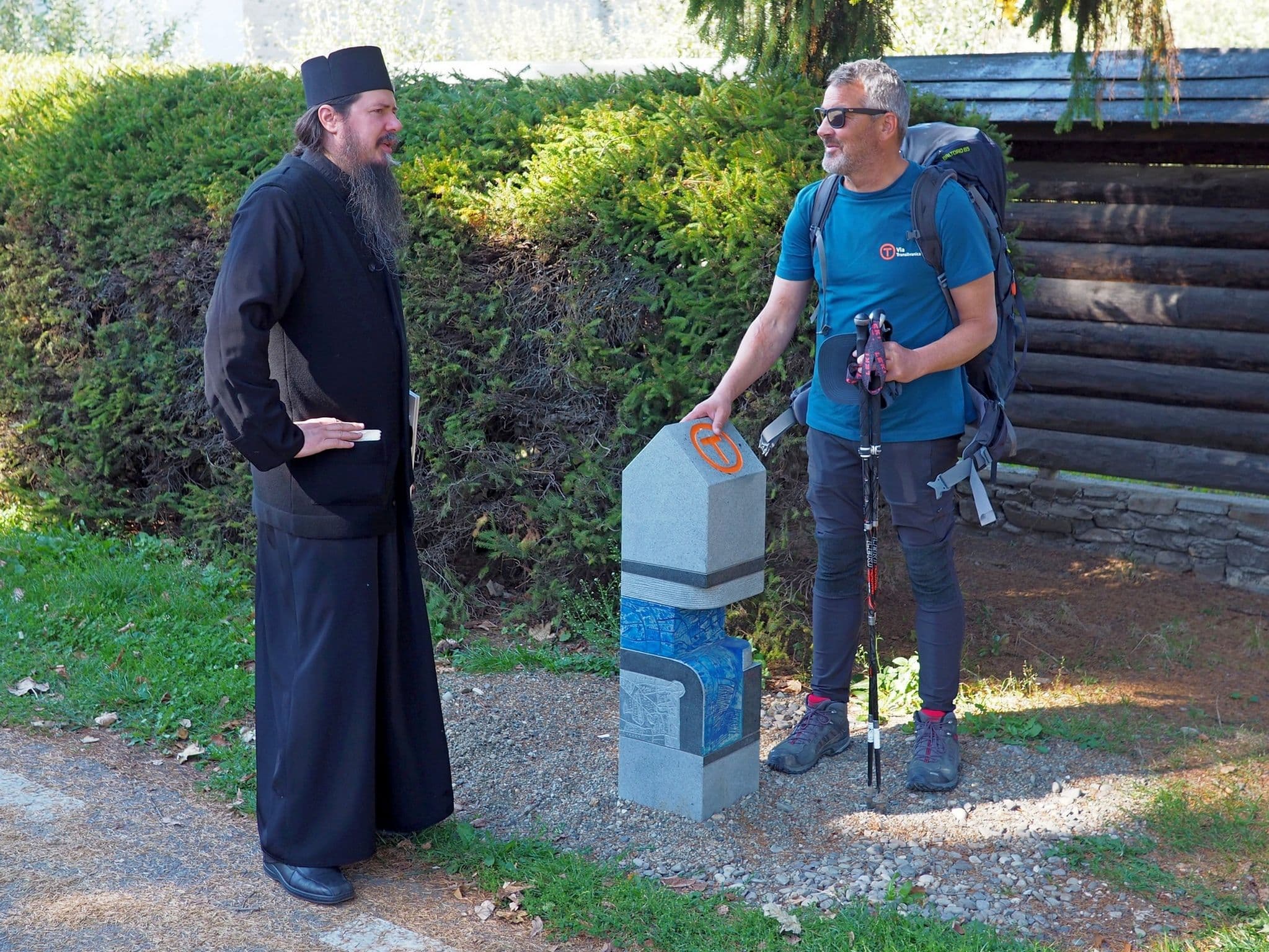 În octombrie 2019 la piatra de hotar din fața mănăstirii Putna, Alin stă de vorbă cu părintele Dosoftei înainte de o nouă tură de Bucovina