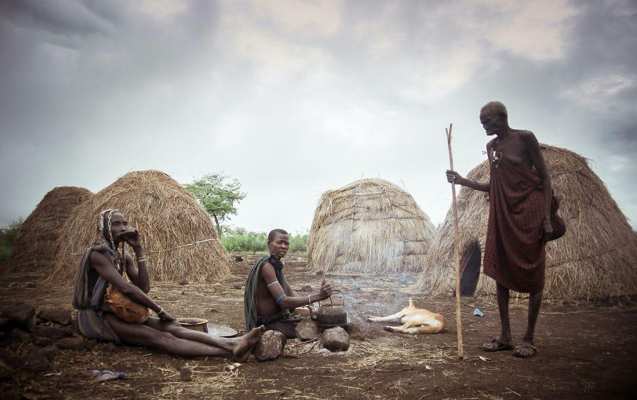 Femei Mursi din Valea Omo, Etiopia, stau la poze pentru turiști. Pentru o femeie însărcinată, se plătește dublu. Pe bărbați îi poți plăti și în țigări. Foto: Ioana Epure