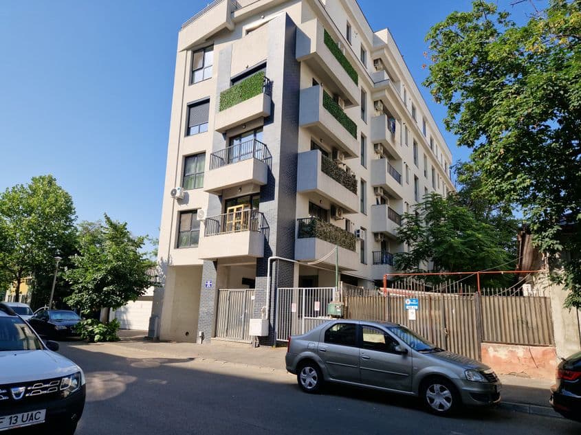 Bloc nou, cu parcare subterană, de pe strada Agricultori, sector 2. Foto: Răzvan Filip