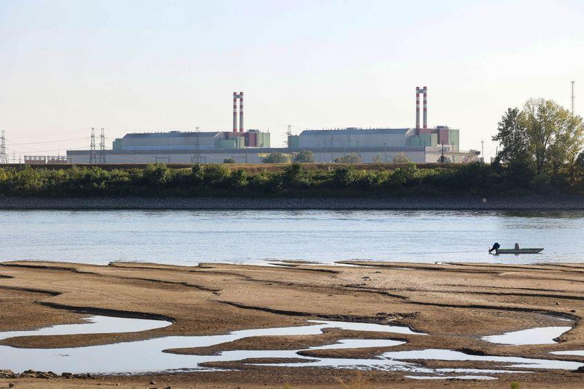 Nivelul scăzut al Dunării a afectat inclusiv funcționarea centralei nucleare Paks din Ungaria, unde autoritățile sunt nevoite să se adapteze unui risc pe care multă vreme l-au luat prea puțin în calcul: lipsa apei. FOTO: EPA/DANIEL KISS