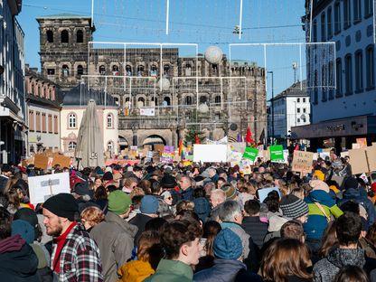 Tinerii europeni, dezamăgiți de politica tradițională. Extrema dreaptă, mai atrăgătoare pentru ei decât activismul climatic al Gretei Thunberg