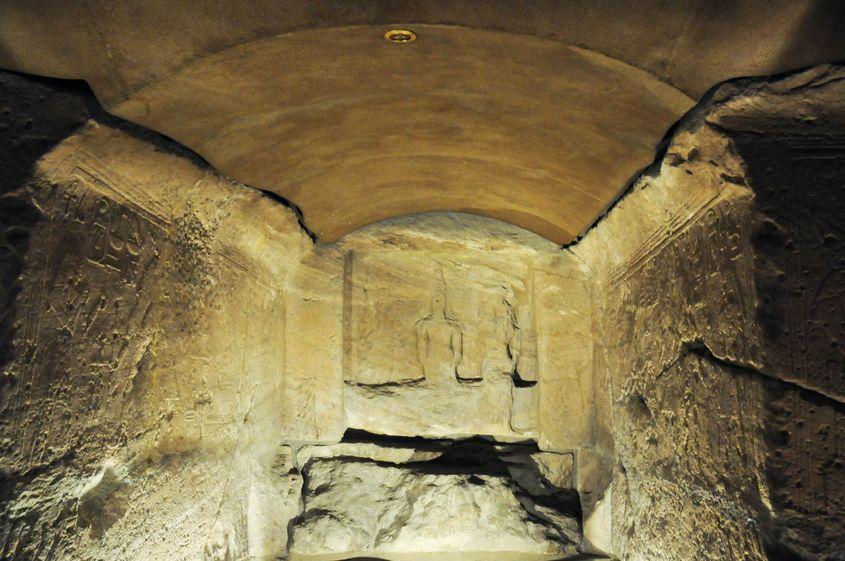 Reconstituirea unei camere mortuare, cu pietrele originale.