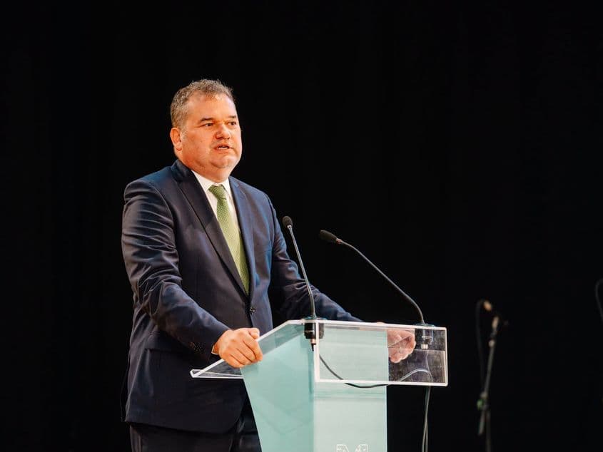 La trei săptămâni de la intrarea în vigoare a noilor prevederile din Codul Administrativ propuse chiar de Cseke Attila, ministrul interimar al Dezvoltării a venit cu o interpretare proprie a modului în care ar trebui aplicată legea, care este opusă prevederilor inițiale. Foto: Facebook / Cseke Attila