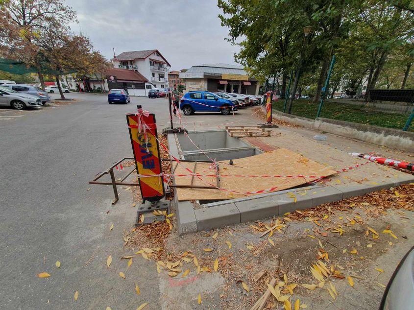 Chiar și lucrările de pe trotuare sau mai apropiate de stradă sunt prost securizate. Foto: PressOne