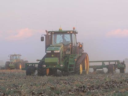 Știri din cealaltă Românie. În Botoșani autobuzele electrice trec pe lângă un sat fără electricitate, iar în Vaslui crește năutul în loc de porumb