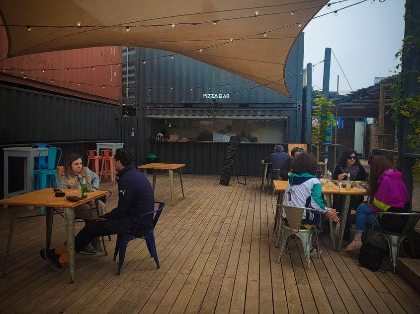 “Cum să faci coca atunci, pe căldura aia? E o relație între tine și cocă”, se întrebau angajații de la Pizza Bar. Foto: Ioana Epure