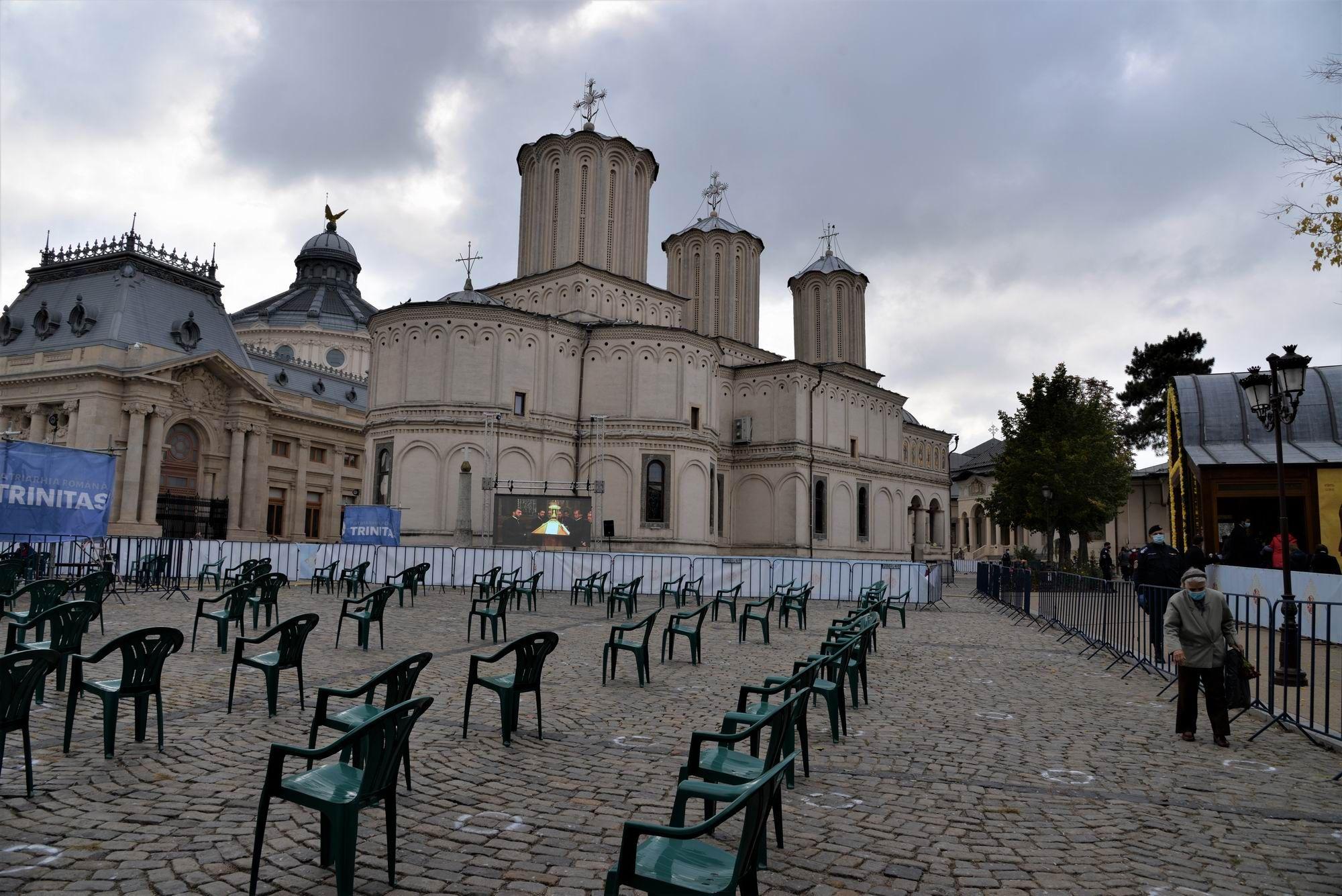 Măsurile de precauție luate de Patriarhie au permis distanțarea socială în aer liber a credincioșilor. București, 26 octombrie 2020. Foto Lucian Muntean